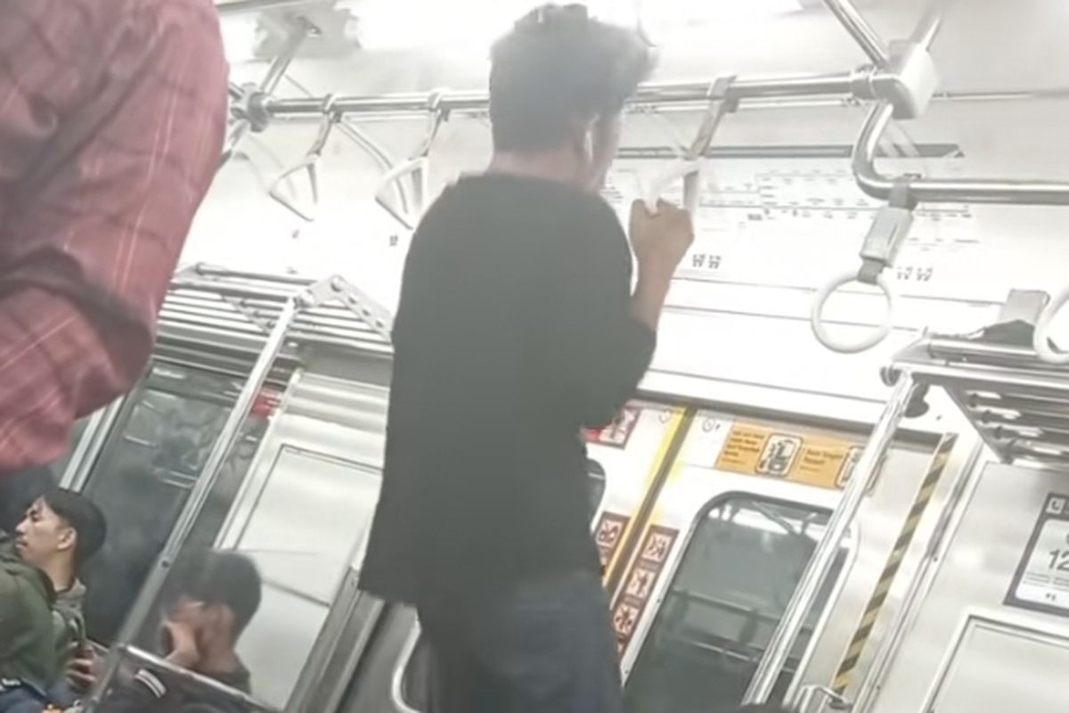 Tangkapan layar video penumpang pull up di KRL