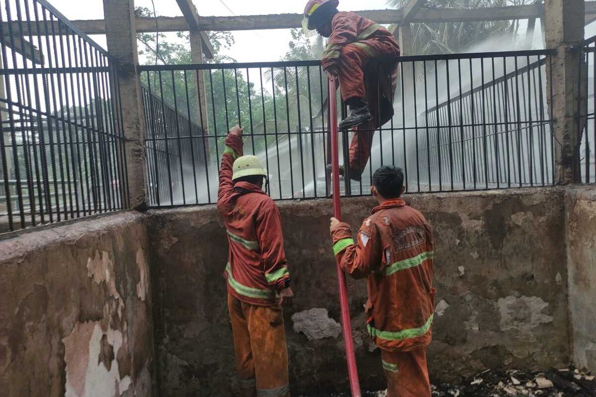Kebakaran melanda bangunan pesantren dan kandang kuda di Jalan Raya Cikampak Cicadas, Desa Cibuntu, Kecamatan Ciampea, Kabupaten Bogor, Jawa Barat, pada Sabtu (13/5/2023).