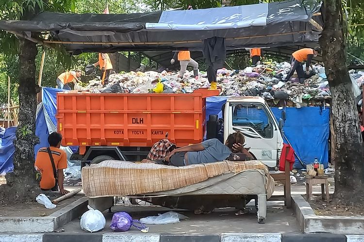 Tumpukan sampah di depo sampah Mandal Krida, Sabtu (22/6/2024)