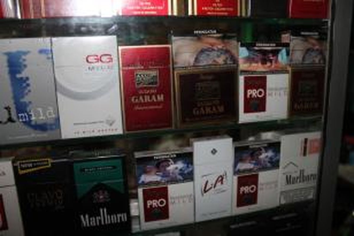 Rokok dengan bungkus bergambar seram di etalase toko.