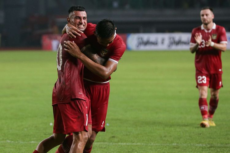 Pemain timnas Indonesia, Ridho Ramadhani dan Stefano Lilipaly melakukan selebrasi usai membobol gawang timnas Burundi pada pertandingan FIFA Matchday di Stadion Patriot Candrabhaga, Bekasi, Sabtu (25/3/2023). Indonesia menang 3-1 atas Burundi