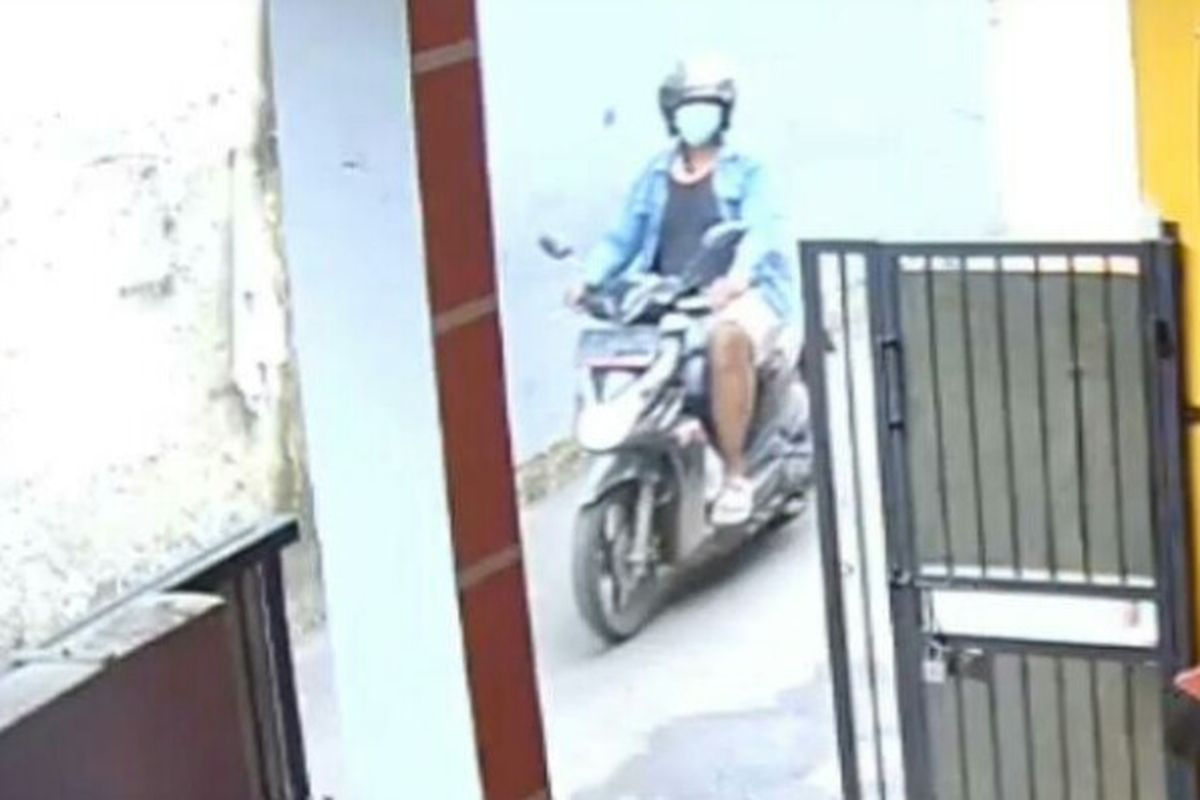 Tangkapan gambar dari kamera CCTV yang memperlihatkan wajah penjambret terhadap ibu Ariyanih (60) di Jalan Talas 3, Pondok Cabe Ilir, Pamulang, Tangerang Selatan, Sabtu (27/2/2021).