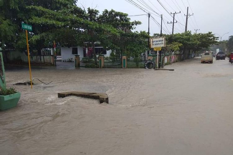Banjir merendam kawasan perkantoran dan jalan di Kota Sungailiat, Bangka, Bangka Belitung, Sabtu (8/12/2018).