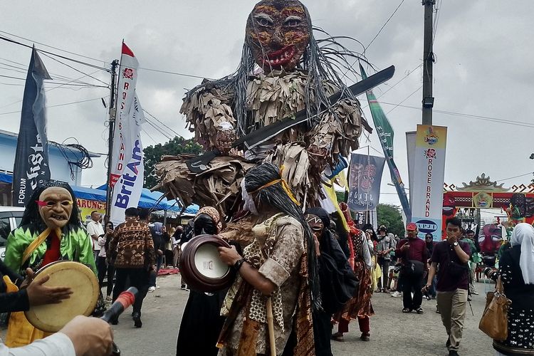 Peserta Karnaval Topeng Lampung memeriahkan Festival Krakatau 2023 di Bandar Lampung, Sabtu (8/7/2023)