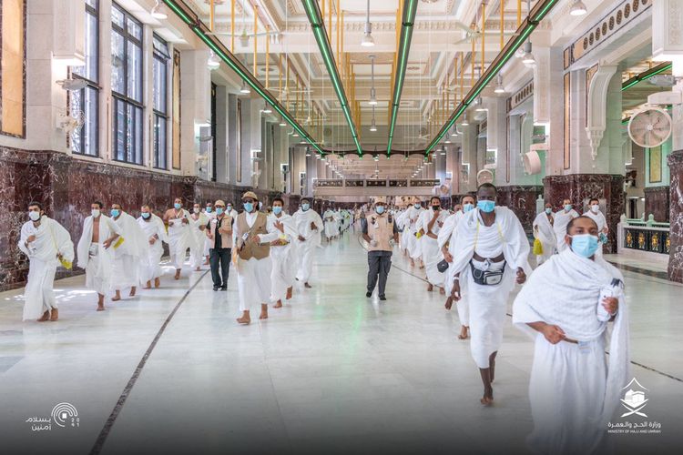 Para jemaah haji 2020 tengah melaksankaan Sa'i dengan tetap menerapkan social distancing dan menggunakan masker