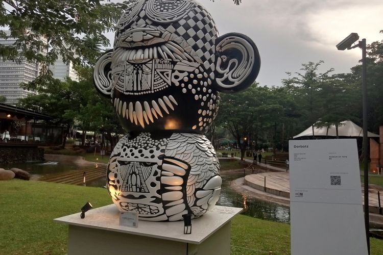Patung Darbotz Totem by Museum of Toys di Art Jakarta Gardens 2023.