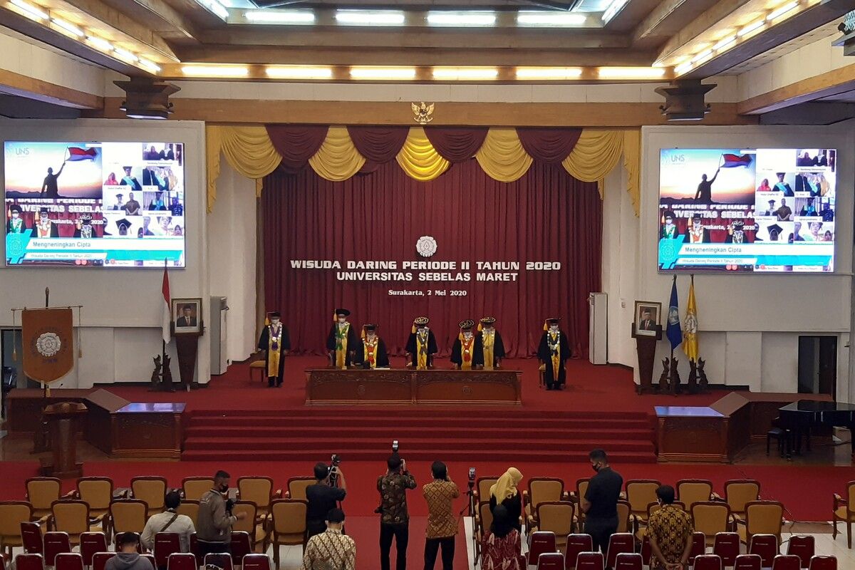 Prosesi wisuda periode II UNS secara daring dilaksanakan di Gedung Auditorium GPH Haryo Mataram UNS Solo, Jawa Tengah, Sabtu (2/5/2020).