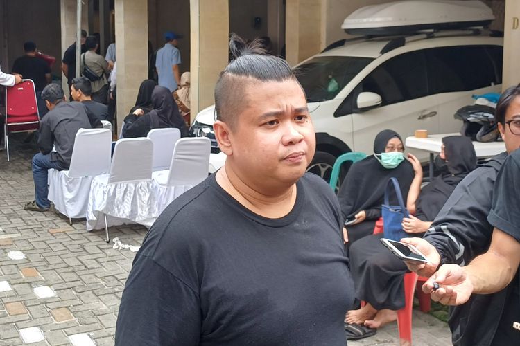 Komika Lolox, sahabat dari mendiang Babe Cabita mengaku sangat sedih atas kepergian almarhum. Hal itu diungkapkan Lolox di rumah duka kawasan Cirendeu, Tangerang Selatan, Selasa (9/4/2024).