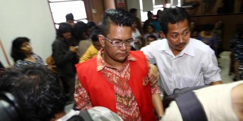 Ahmad Imam Al Hafitd (19) pembunuh Ade Sara Angelina Suroto, saat akan menjalani sidang putusan di Pengadilan Negeri Jakarta Pusat, Selasa (9/12/2014). Majelis hakim menjatuhkan hukuman 20 tahun penjara kepada Ahmad Imam Al Hafitd dan Assyifa Ramadhani atas pembunuhan terhadap Ade Sara Angelina.