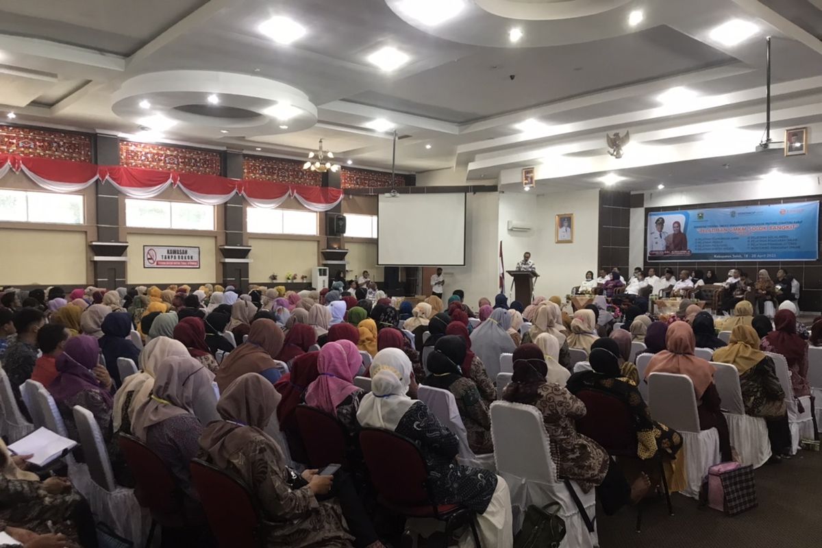 Smesco Indonesia lewat Program UMKM Kabupaten Solok Bangkit? memberikan sejumlah kepada  200 pelaku Usaha Mikro Kecil Menengah (UMKM) Kabupaten Solok untuk naik kelas di Kantor Bupati Solok, Sumatera Barat pada Rabu (18/5/2022).