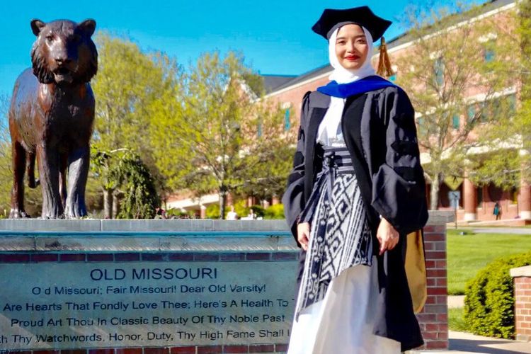 Fitria Andayani selepas Kegiatan Wisuda Program Doktoral Missouri School of Journalism, Columbia, Amerika Serikat, 2022