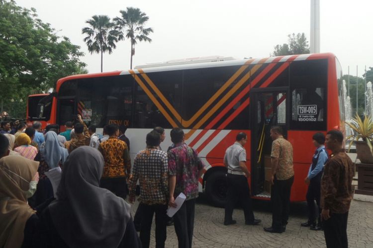 Minitrans, bus sedang dari PT Transjakarta sebagai pengganti metromini, diperlihatkan di Balai Kota DKI, Selasa (18/7/2017). 