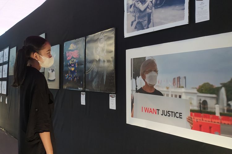 Pengunjung melihat pameran bertajuk 'i want Justice' di Unika Soegijapranata Semarang. Rabu (14/12/2022)