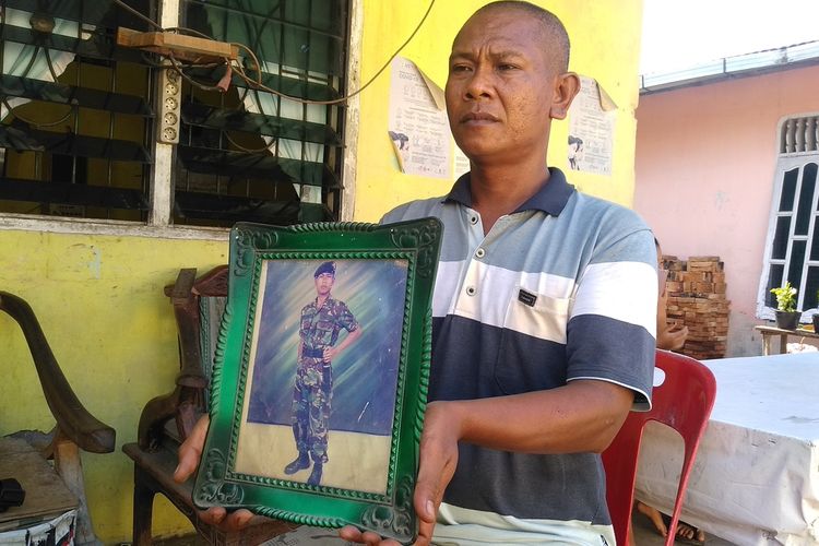 Joko Purwono, menunjukkan foto adik kandungnya, Serda (Lis) Hendro Purwoto, prajurit yang meninggal dalam tenggelamnya kapal selam (KRI) Nanggala 402 di perairan Bali. Di masa hidupnya, Hendro berencana pulang ke Medan karena sudah sangat rindu.