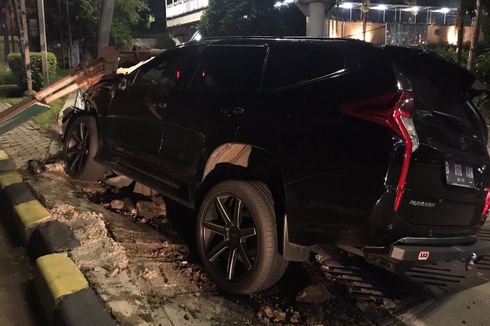 Diduga Sopir Mengantuk, Mobil Pajero Tabrak Pembatas Jalan dan Tiang Taman di Manggarai