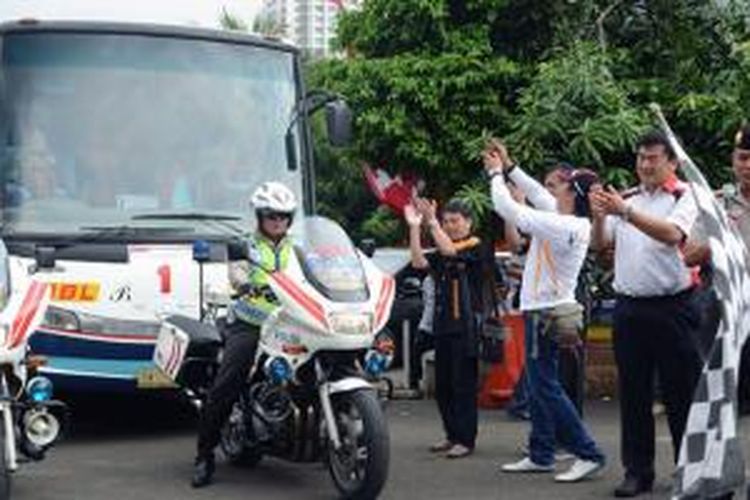 Pelepasan 30 bus yang berisi 1.600 pemudik dilakukan oleh manajemen WMS, manajemen PT. Astra Honda Motor dan Direktur Shabara Kombes, Marolop Mani, SH, di titik keberangkatan di lapangan Polda Metro Jaya, kamis (24/7/2014). 