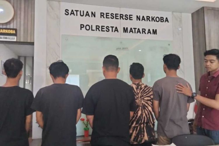 Para pelaku saat diamankan Satresnarkoba Polresta Mataram