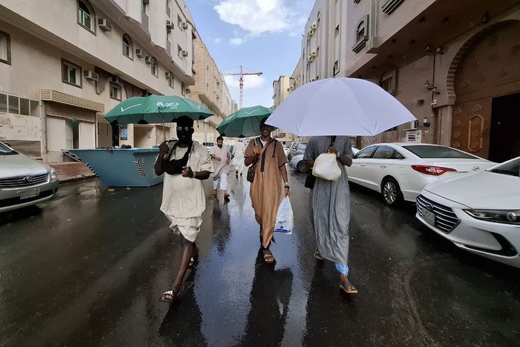 Hujan mengguyur Kota Mekkah, Arab Saudi, Senin (17/6/2024) di tengah peringatan cuaca panas.