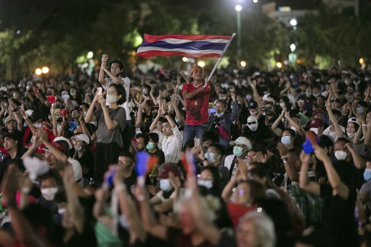 Para demonstran pro-demokrasi mengibarkan bendera nasional di lapangan Sanam Luang, saat berdemo di Bangkok, Thailand, Sabtu (19/9/2020). Ribuan pengunjuk rasa turun ke jalan hari itu untuk mendukung para mahasiswa yang berunjuk rasa mendesak digelarnya pemilu baru dan merombak sistem kerajaan.