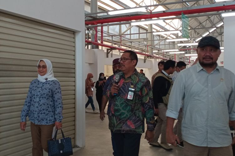Rombongan anggota Komisi V DPR RI melakukan kunjungan kerja ke Pasar Induk Among Tani di Kota Batu, Jawa Timur pada Jumat (8/9/2023), pagi, didampingi Ketua Diskumdag Kota Batu, Eko Suhartono (tengah). 