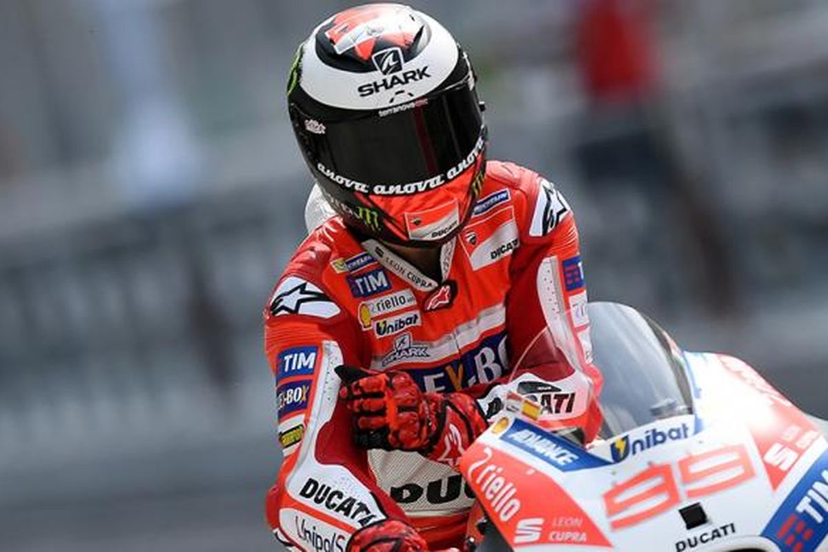 Pebalap Ducati asal Spanyol, Jorge Lorenzo, melintasi pit lane pada hari pertama tes pramusim MotoGP 2017 di Sirkuit Internasional Sepang, Malaysia, Senin (30/1/2017). Tes pramusim berlangsung selama tiga hari, mulai dari 30 Januari - 1 Februari.