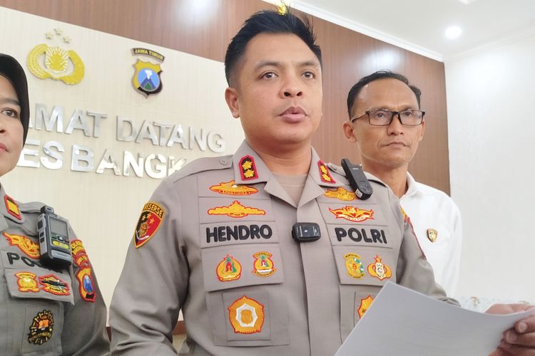 Kapolres Bangkalan, AKBP Hendro Sukmono (tengah) saat diwawancarai. 