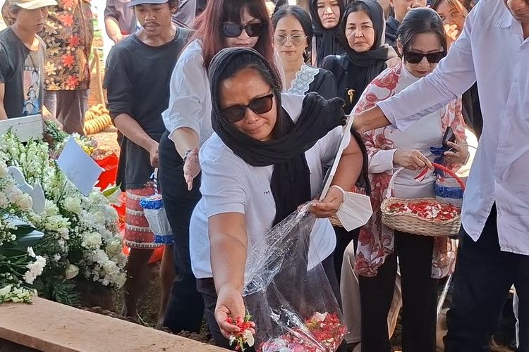 Tangis Istri Temon di TPU Tanah Kusir: Sampai Jumpa Sayangku...