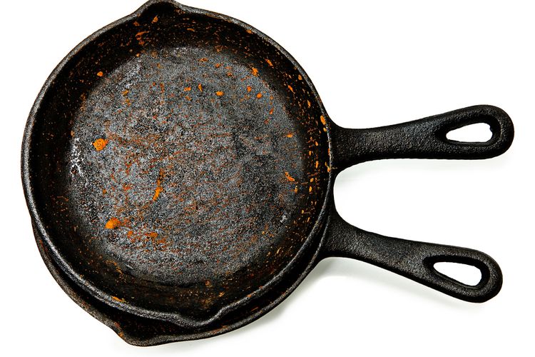 Ilustrasi wajan besi cor berkarat. Anda dapat menggunakan kentang untuk membersihkan karat pada peralatan masak, termasuk wajan besi cor.
