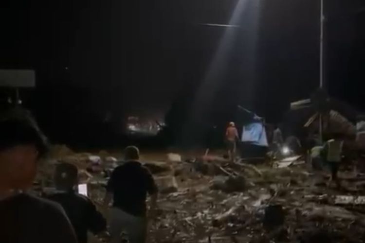 Jalur Padang-Solok Putus Total, Material Banjir Bandang Tutupi Badan Jalan