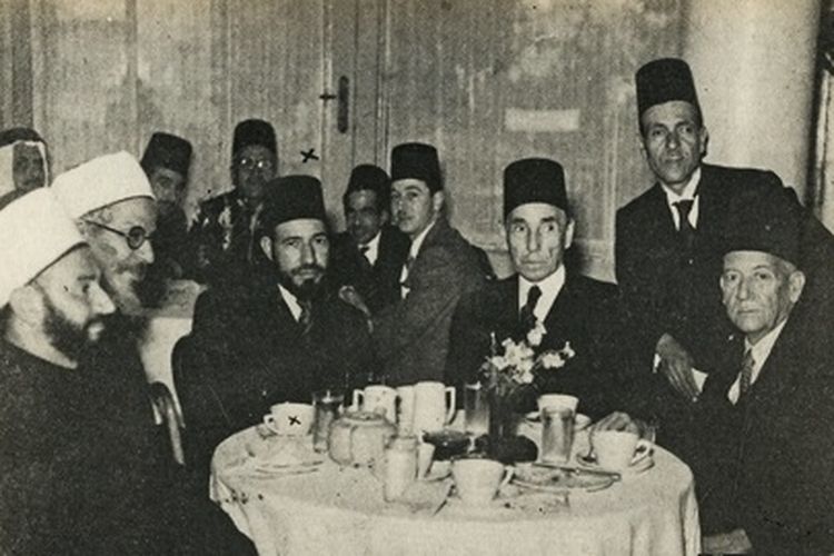 Hassan Al-Banna (ketiga dari kiri) dengan Aziz Ali al-Misri (keempat dari kanan), Mohamed Ali Eltaher (kedua dari kanan) dan tokoh politik dan agama Mesir, Palestina dan Aljazair pada sebuah acara di Kairo pada 1947.