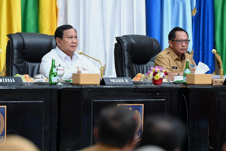 Presiden Prabowo Subianto dan Mendagri Muhammad Tito Karnavian saat menghadiri Rakor Pengendalian Inflasi Daerah di Gedung Sasana Bhakti Praja (SBP) Kantor Pusat Kemendagri, Jakarta, Senin (9/12/2024).