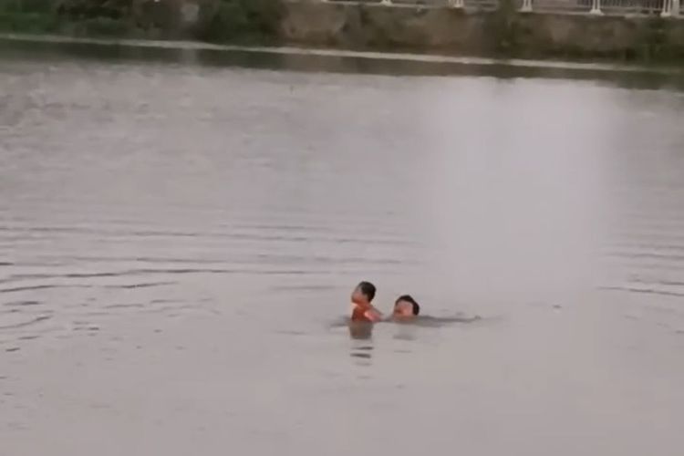 Upaya Dramatis Warga Berenang ke Tengah Waduk, Selamatkan Bocah 5 Tahun yang Tenggelam di Indramayu