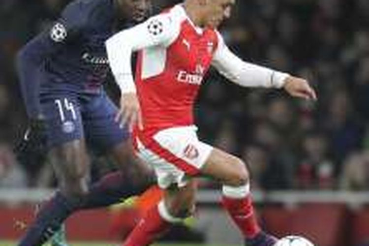 Penyerang Arsenal, Alexis Sanchez, berduel dengan gelandang Paris Saint-Germain, Blaise Matuidi, dalam laga Liga Champions di Stadion Emirates, Rabu (23/11/2016).
