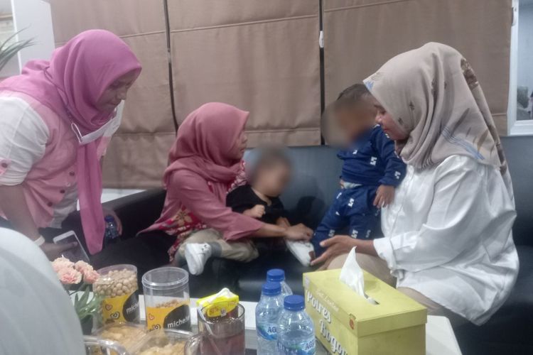 Kedua ibu beserta bayinya yang tertukar telah dipertemukan saat mediasi atau penyampaian hasil tes DNA silang di Ruang Unit Reskrim Polres Bogor, Jawa Barat, Jumat (25/8/2023) malam.