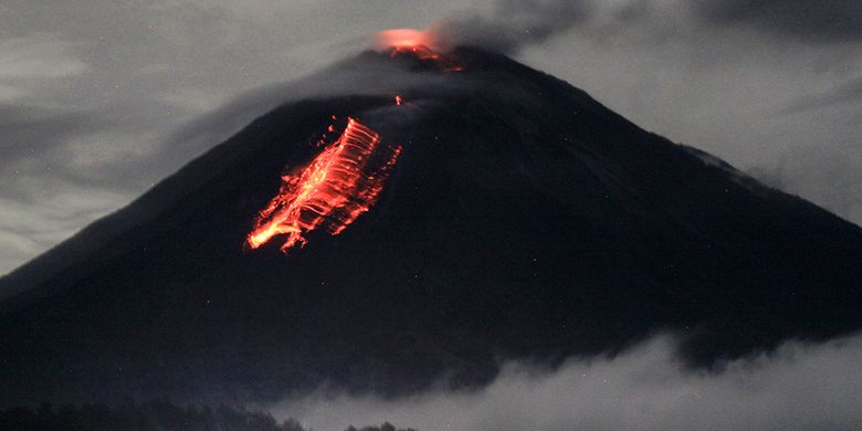 Indonesia memiliki banyak gunung berapi karena