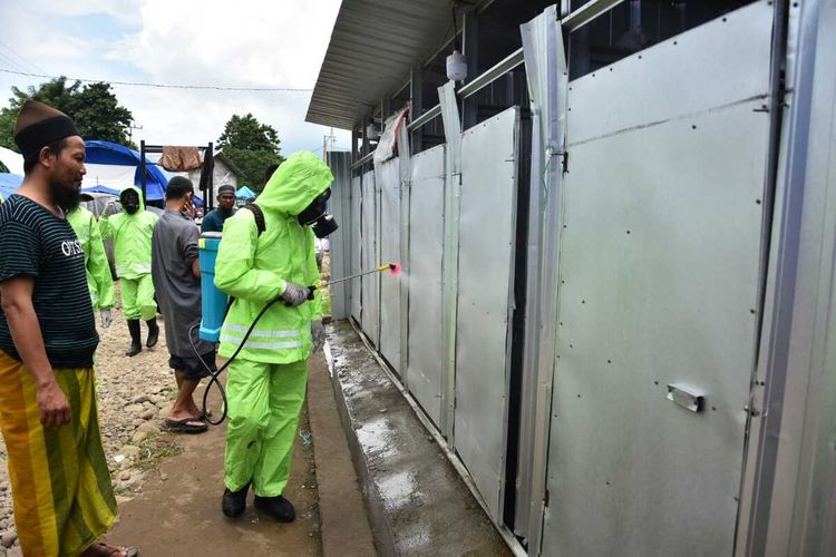 Petugas media tengah melakukan penyemprotan di lokasi tablik akbar setelah pihak panitia melakukan kesepakatan pembatalan IJTIMA DUNIA 2020 di Kabupaten Gowa, Sulawesi Selatan. Kamis, (19/3/2020).