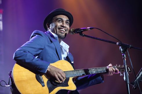 Lagu Kasih Putih Iringi Pelepasan Jenazah Glenn Fredly