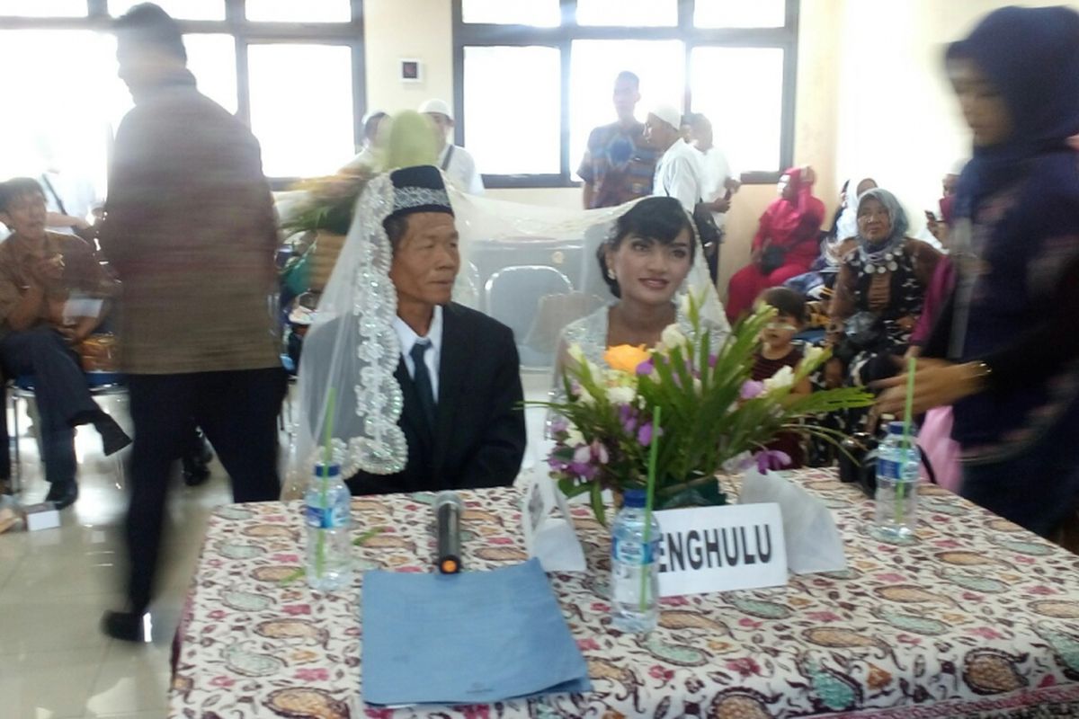 Pasangan Joni dan Isa yang tinggal di gang sempit di jalan Gedong Panjang, Kelurahan Pekojan, Tambora, Jakarta Barat akhirnya menikah pada hari ini, Jumat (7/7/2017).