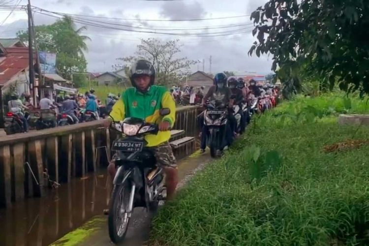 Sejumlah pesepeda motor menghindari penyekatan jalan dengan melewati jalan-jalan sempit dan bahkan melewati turap pari di Kota Pontianak, Kalimantan Barat, Senin (12/7/2021).