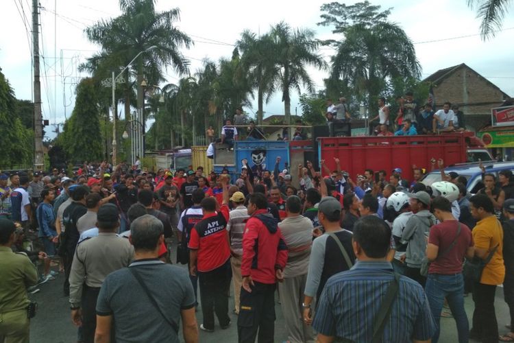 Aksi para supir truk menolak kenaikan pajak tambang, di jalan depan kantor Pemerintah Kabupaten Magelang, Jawa Tengah, Kamis (8/2/2018).
