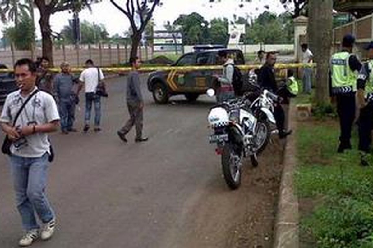 Kondisi di dekat Gereja Christ Cathedral, Gading Serpong, Kecamatan Pagedangan, Kabupaten Tangerang, ketika ditemukan bungkusan mencurigakan yang diduga bom di sekitar gereja, Kamis (21/4/2011) pagi.