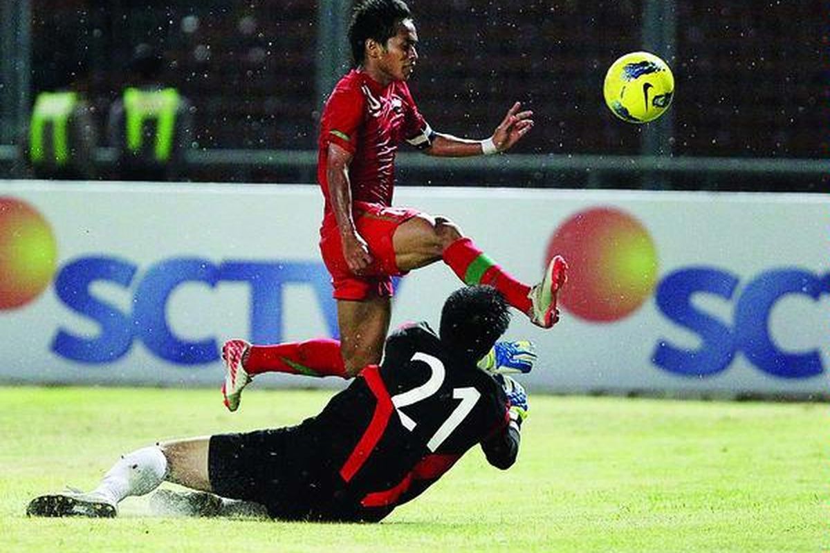 Kapten tim nasional sepak bola U-21, Andik Vermansyah, mencoba melewati kiper klub Hyundai Mipo Dockyard, Choi Moo Lim, dalam laga sepak bola persahabatan di Stadion Utama Gelora Bung Karno, Jakarta, Jumat (10/2). Timnas U-21 kalah 0-2.