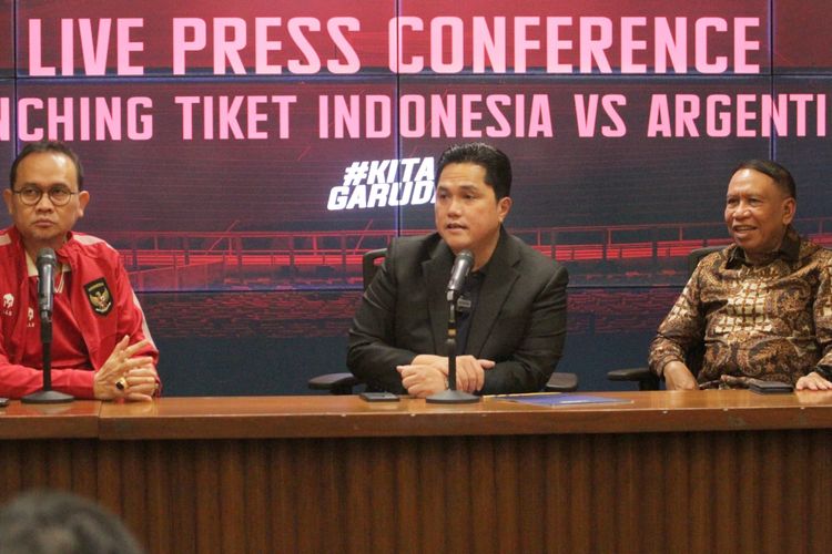 Ketua Umum PSSI Erick Thohir (tengah) didampingi oleh Waketum Zainudin Amali (kanan) dan komedian Cak Lontong (kiri) saat konferensi pers tiket timnas Indonesia vs Argentina di Stadion GBK, Senin (29/5/2023).