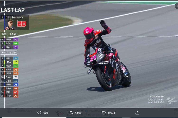 Tangkapan layar Twitter @MotoGP yang memuat momen ketika pebalap Aprilia Racing Aleix Espargaro mengira dirinya telah menyelesaikan balapan MotoGP Catalunya di Circuit de Barcelona-Catalunya pada Minggu (5/6/2022) malam WIB.