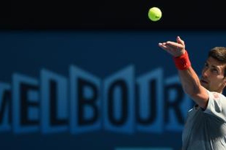 Petenis Serbia, Novak Djokovic, melakukan servis saat berlatih jelang Australia Terbuka di Melbourne Park, Minggu (18/1/2015).