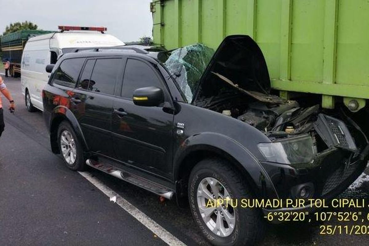 Kepala Badan Kepegawaian Daerah Provinsi Jabar, Yerri Yanuar meninggal dunia, setelah mengalami kecelakaan lalu lintas di tol Cipali KM 92 B, arah Jakarta, Jumat (25/11/2022).  

