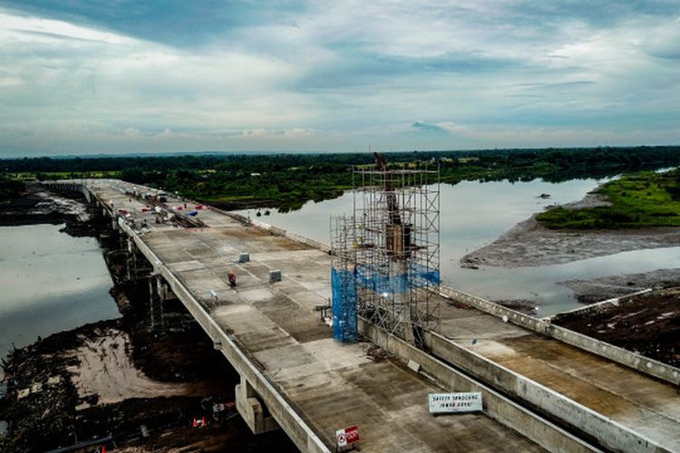 Pembanguna Jembatan Kretek 2, bagian dari Jalur Jalan Lintas Selatan (JJLS) Jawa