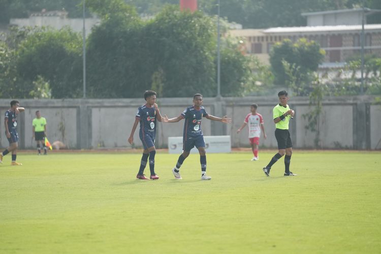 Suasana pertandingan Piala Soeratin U13 2023-2024 yang melibatkan ASIOP FC melawan SSB Opris di Kompleks Garudayaksa Football Academy, Kab. Bekasi, Rabu (24/1/2024)