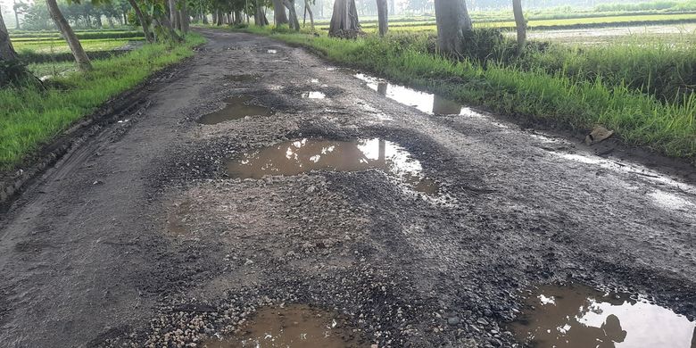 Kondisi jalan rusak menuju warung kopi santen di Desa Jepangrejo, Kecamatan Blora, Kabupaten Blora, Sabtu (11/11/2021)