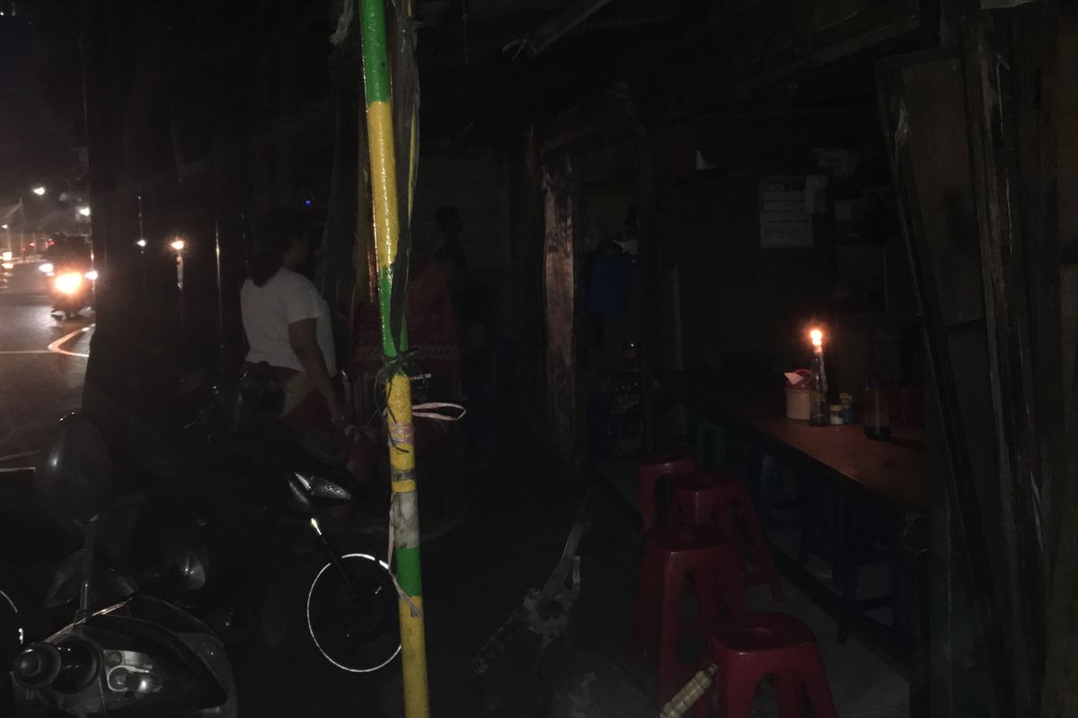 Pemandangan di salah satu warung makan di tepi Jalan Mampang Prapatan Raya, Jakarta Selatan, Minggu (4/8/2019), menjelang pukul 19.00 WIB.